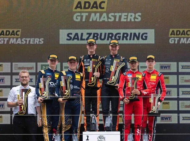 Podium nach Rennen 1 des ADAC GT Masters 2026 auf dem Salzburgring