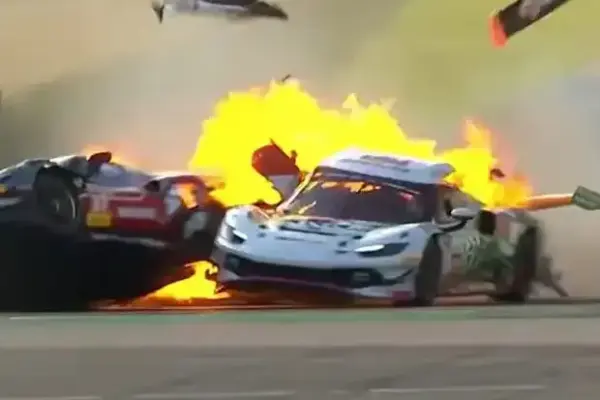 China GT in Shanghai: GT3 driver pulls his opponent from burning wreckage